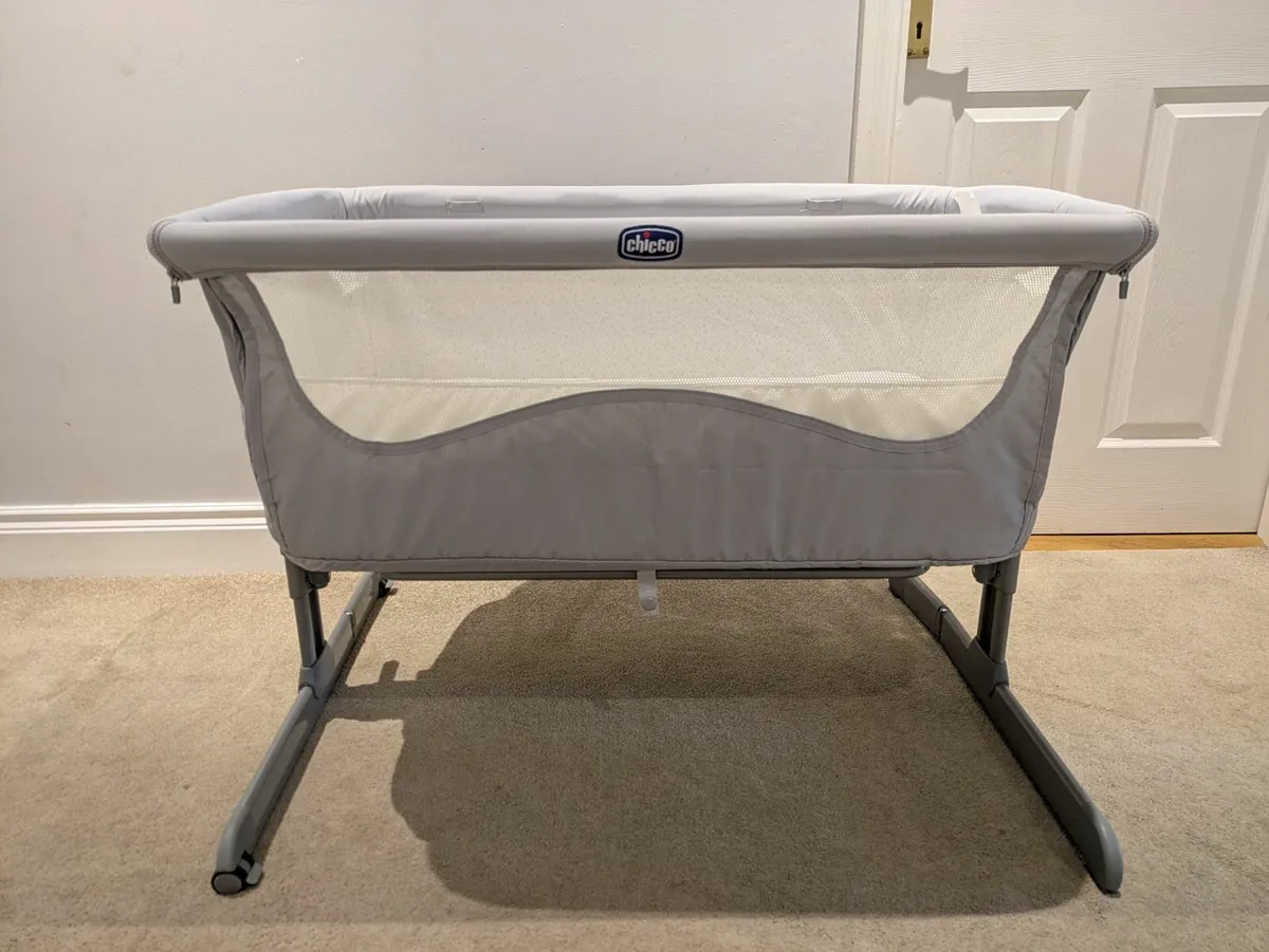 Co-Sleeper Crib (Chicco Next2Me) - Image 1