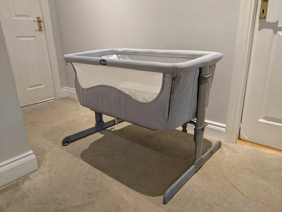 Co-Sleeper Crib (Chicco Next2Me) - Image 3