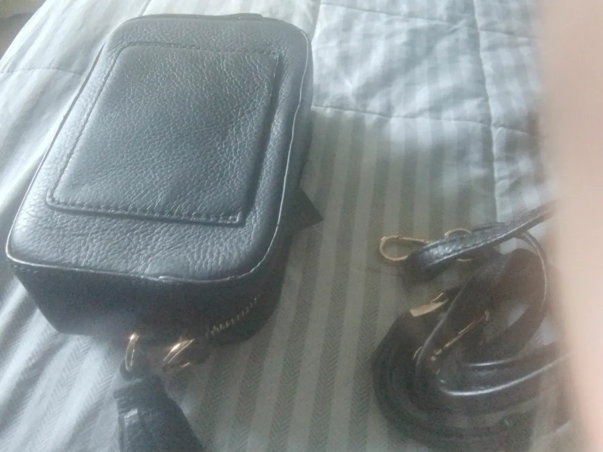 BLACK COW LEATHER GOLDSTAR CROSSBODY BAG - Image 4