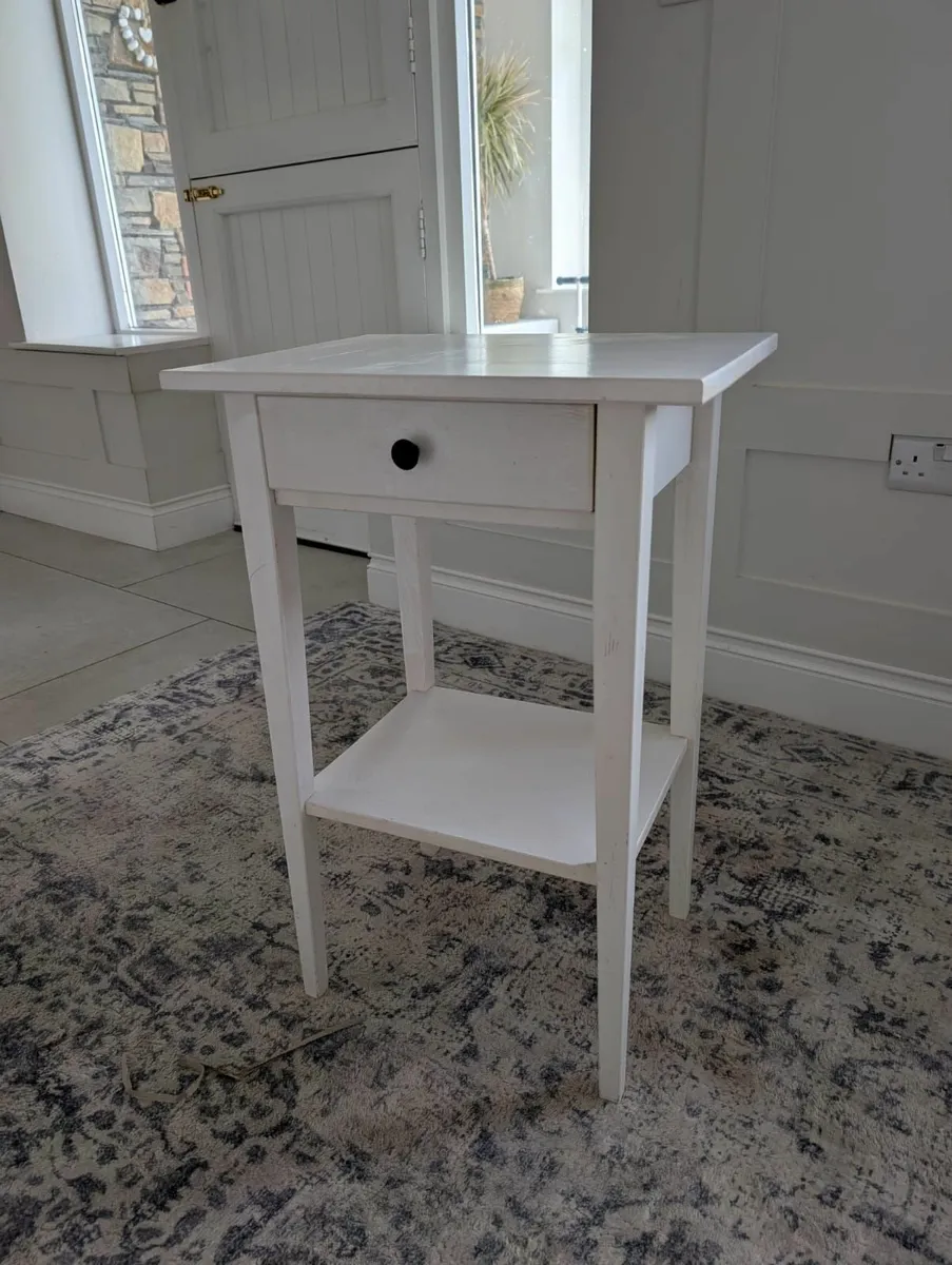 White lamp table - Image 1