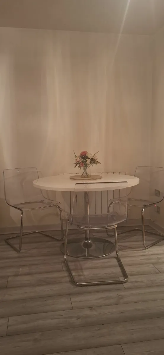 Table and chairs - Image 1