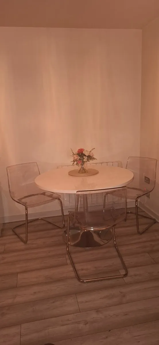 Table and chairs - Image 2