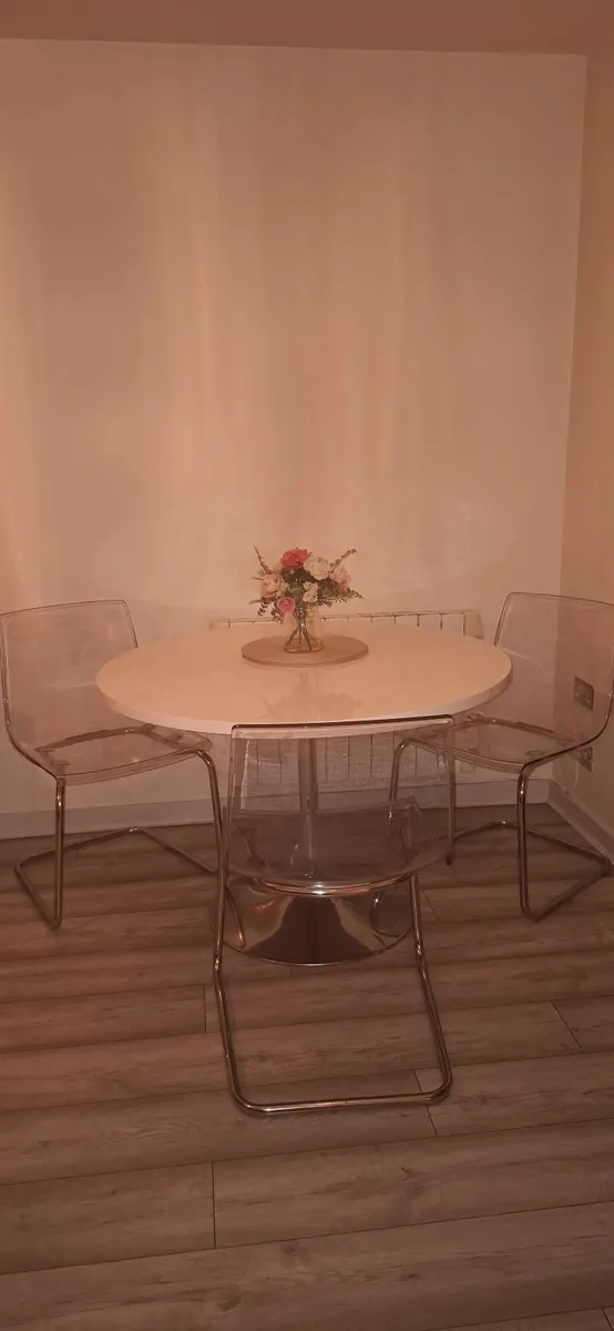 Table and chairs - Image 3