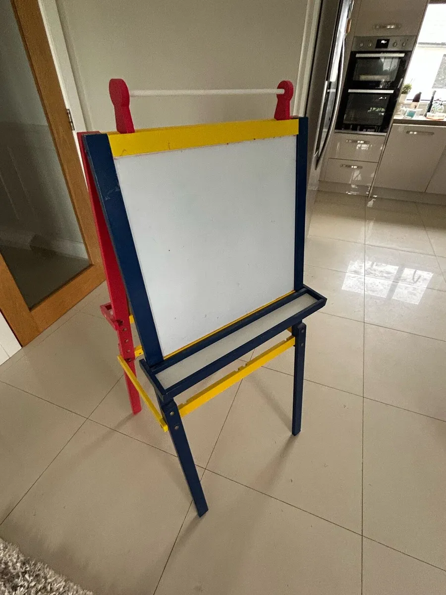 Child’s easel - Image 1