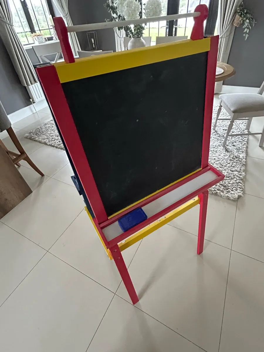 Child’s easel - Image 2
