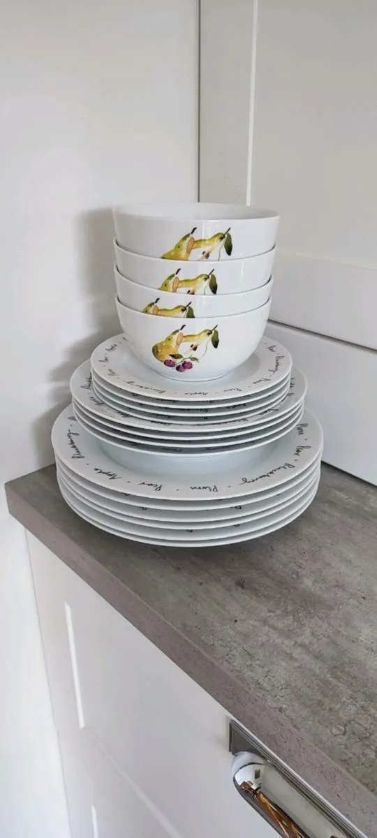 Dinner Set - Image 1