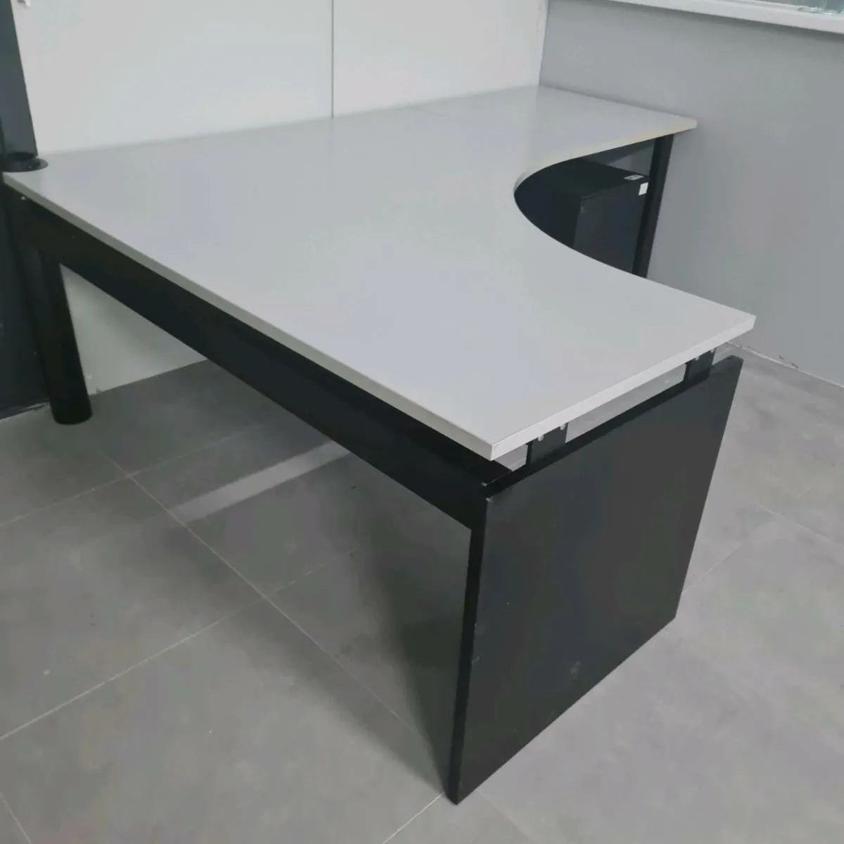 Managers corner extra size office desks - Image 1