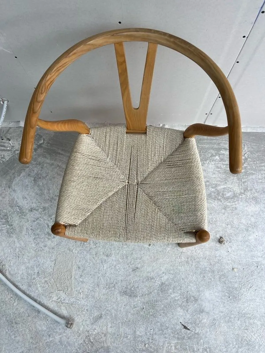 Table and Chairs - Image 3
