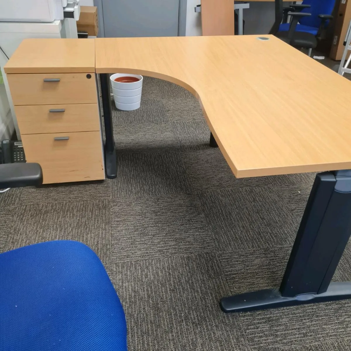 Beech managers corner office desks with - Image 1