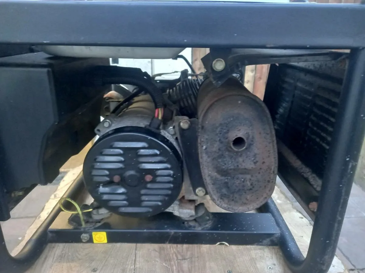 Hyundai HY3100LE Petrol Generator - Image 4