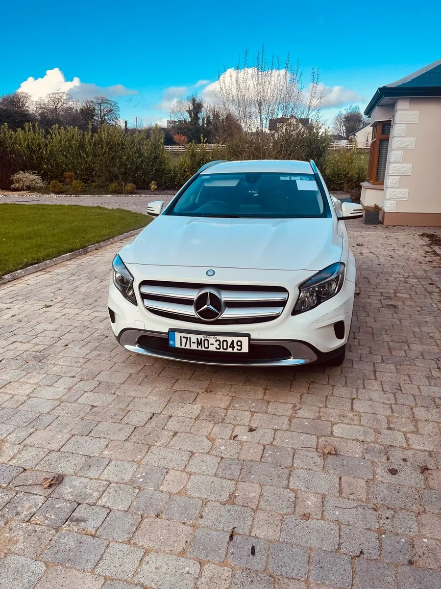 2017 Mercedes 220 gla - Image 1