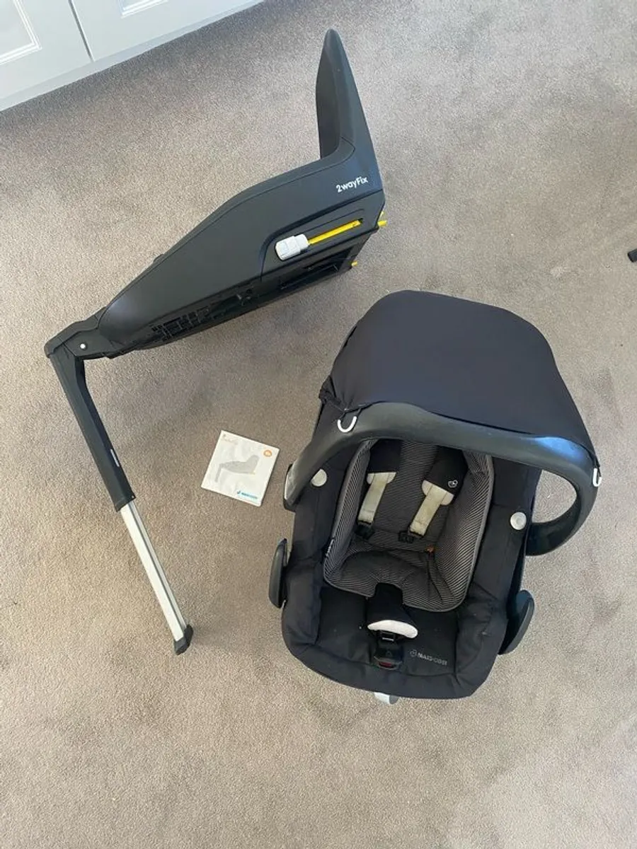Maxi Cosi Newborn Car Seat and Isofix Base - Image 1