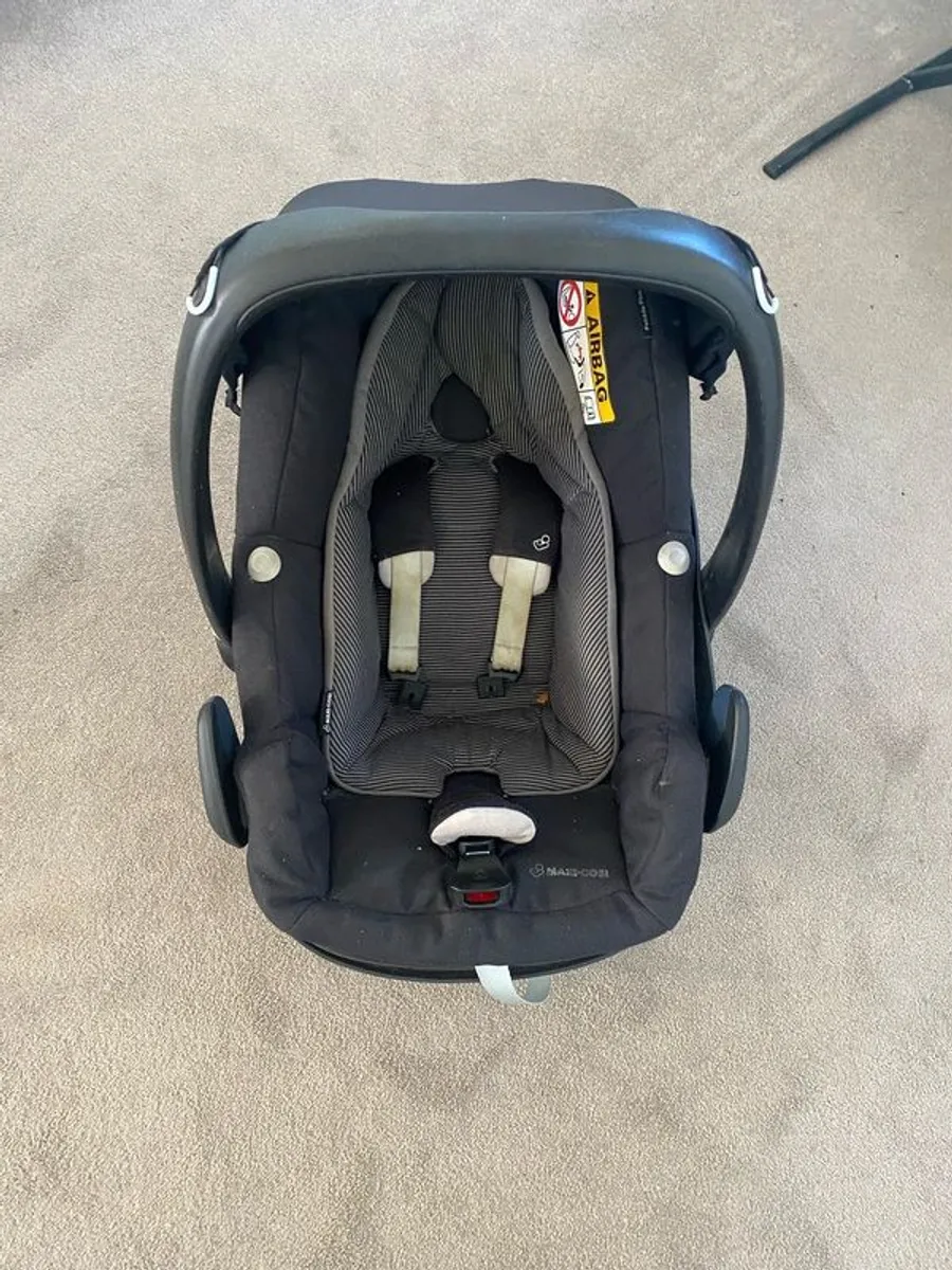 Maxi Cosi Newborn Car Seat and Isofix Base - Image 2