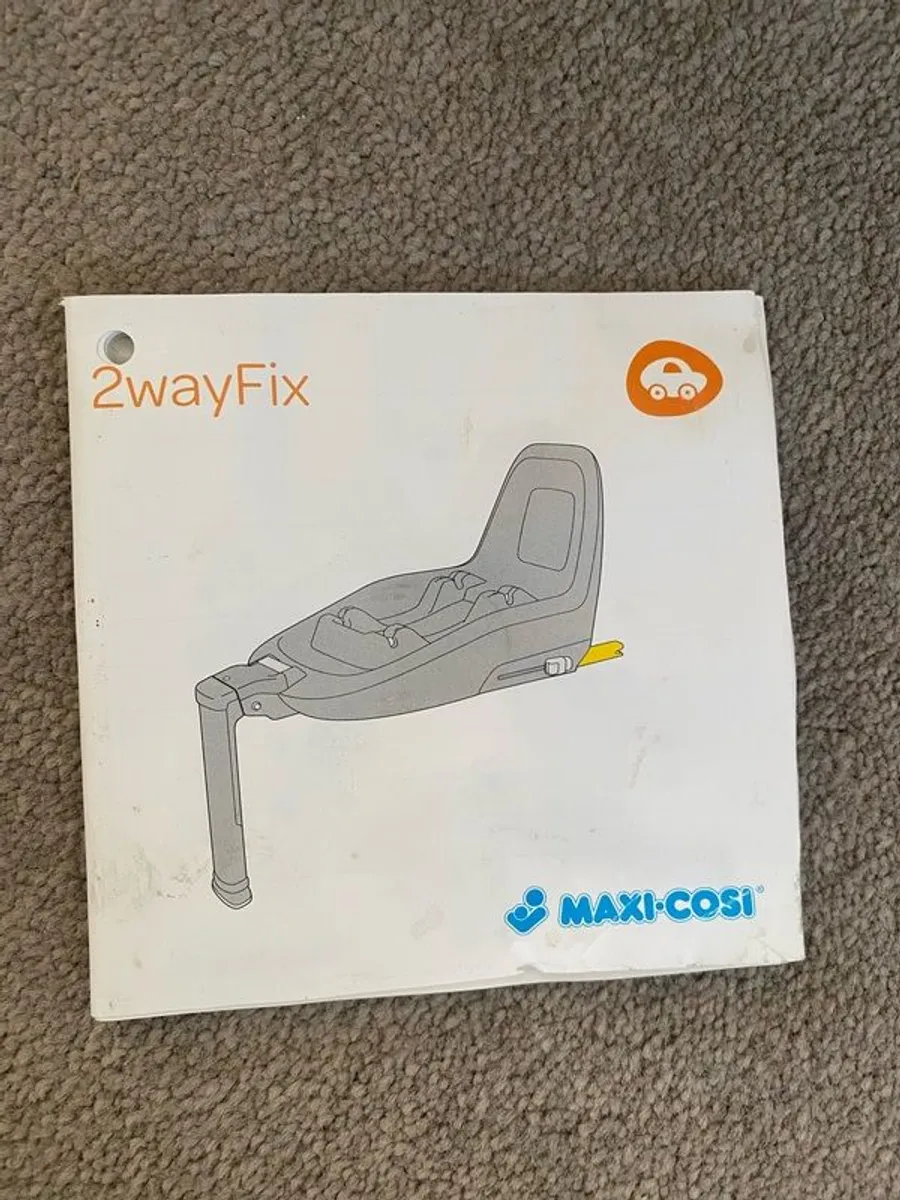 Maxi Cosi Newborn Car Seat and Isofix Base - Image 3