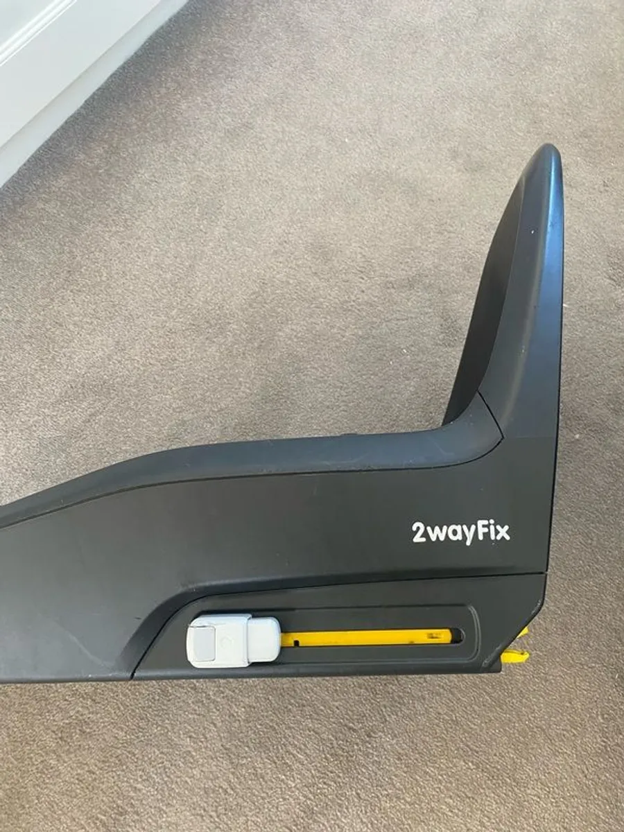 Maxi Cosi Newborn Car Seat and Isofix Base - Image 4