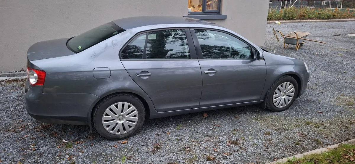 Volkswagen Jetta 2010 - Image 4