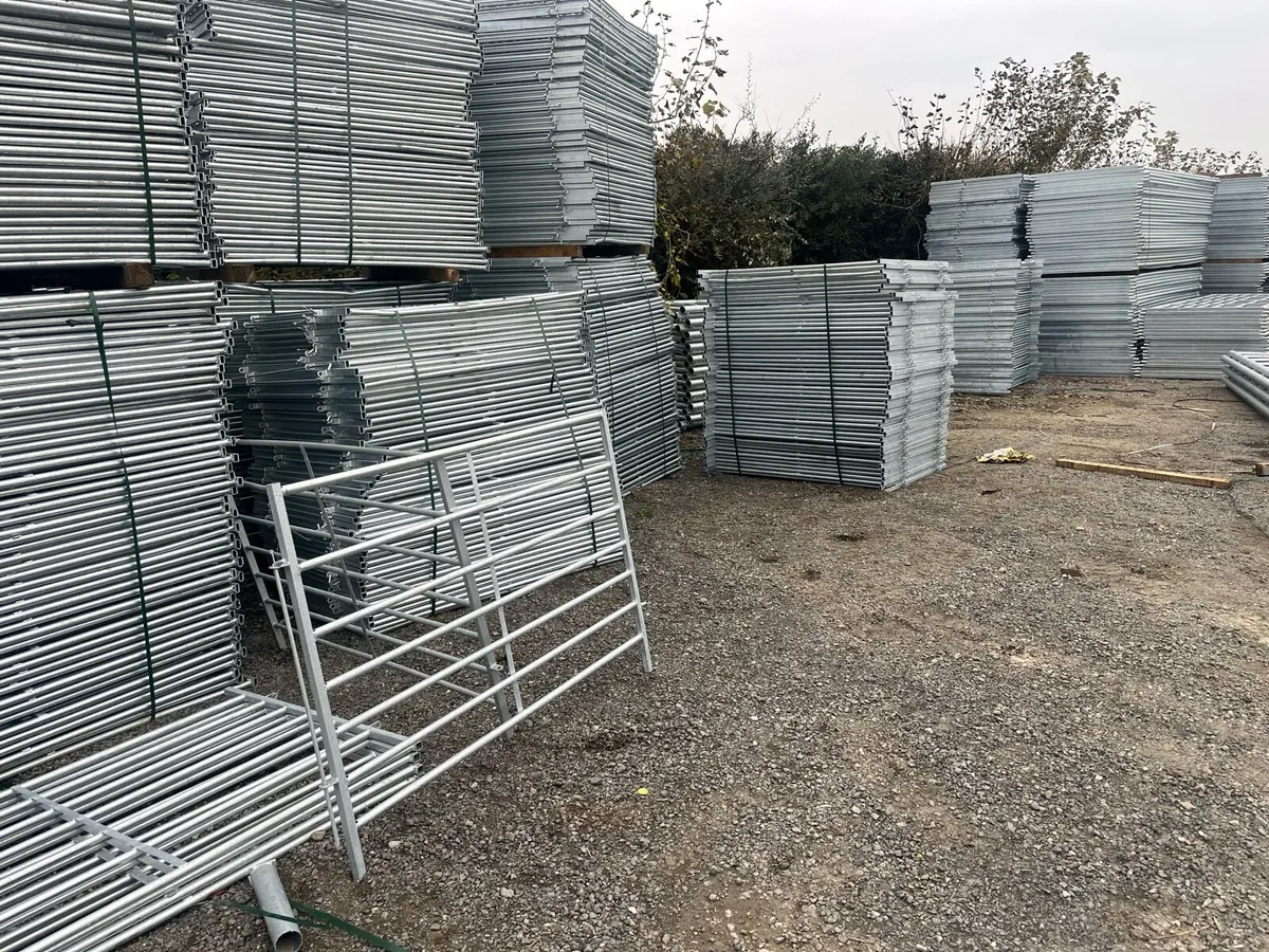 She Pens , Gates and barriers - Image 3