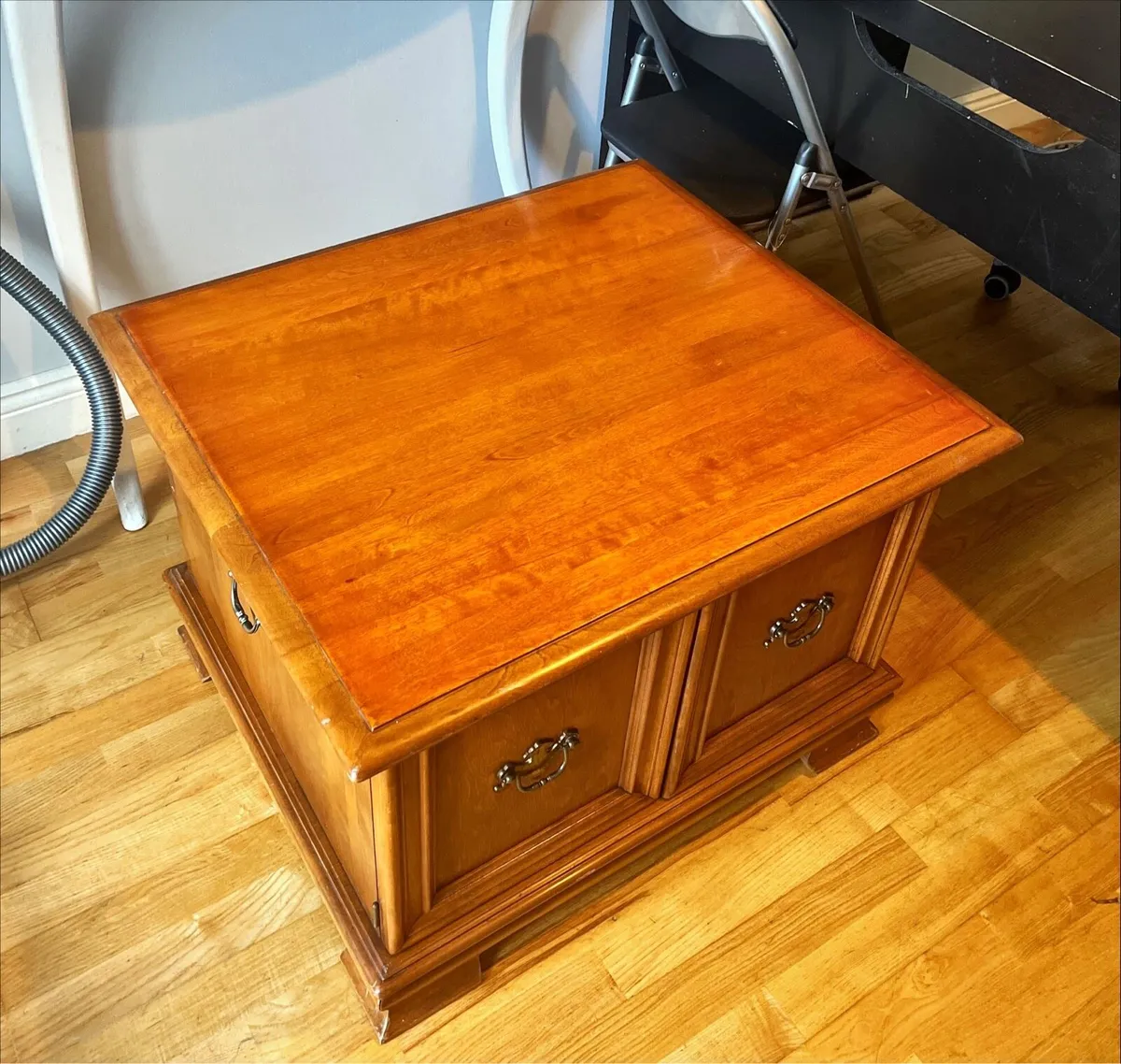 Coffee table /storage chest - Image 1