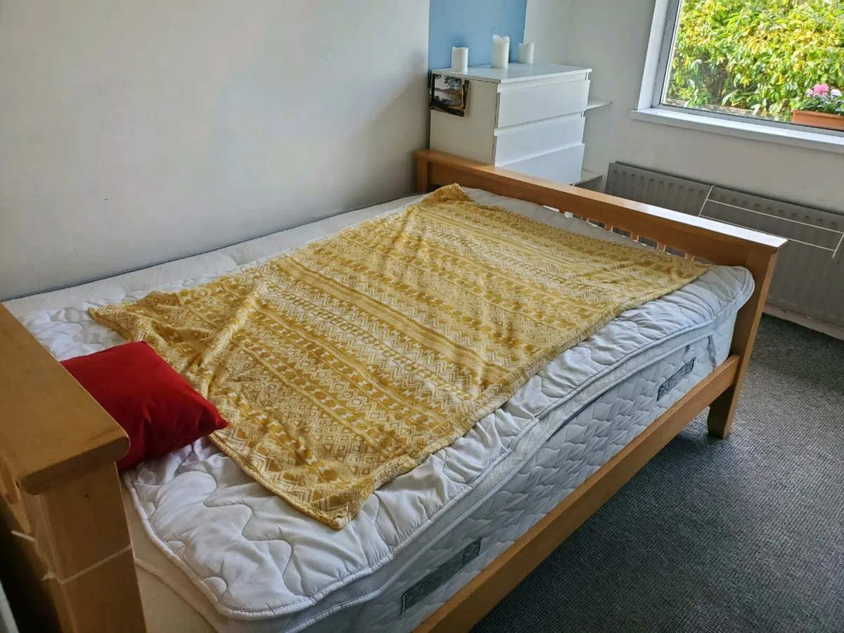 Bed and mattress - Image 2