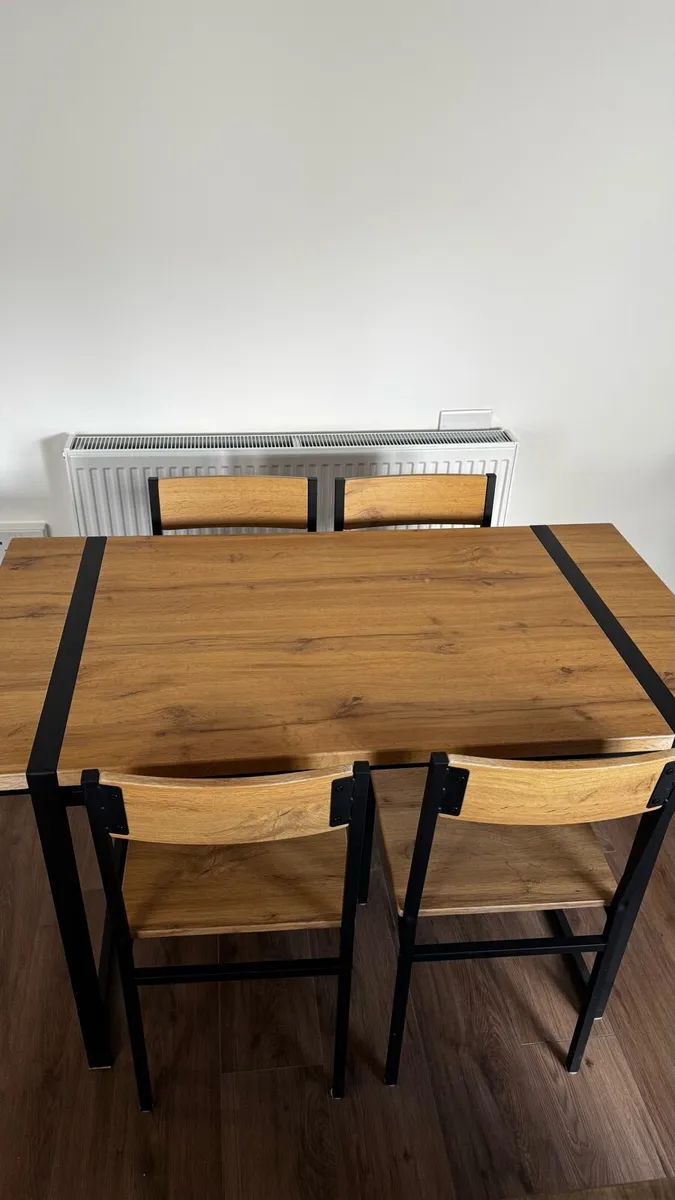 Table with 4 chairs - Image 1
