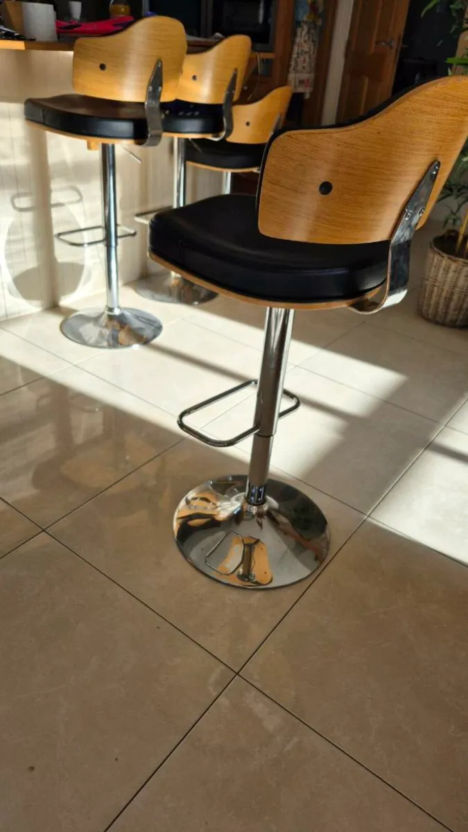 Breakfast bar stools - Image 1