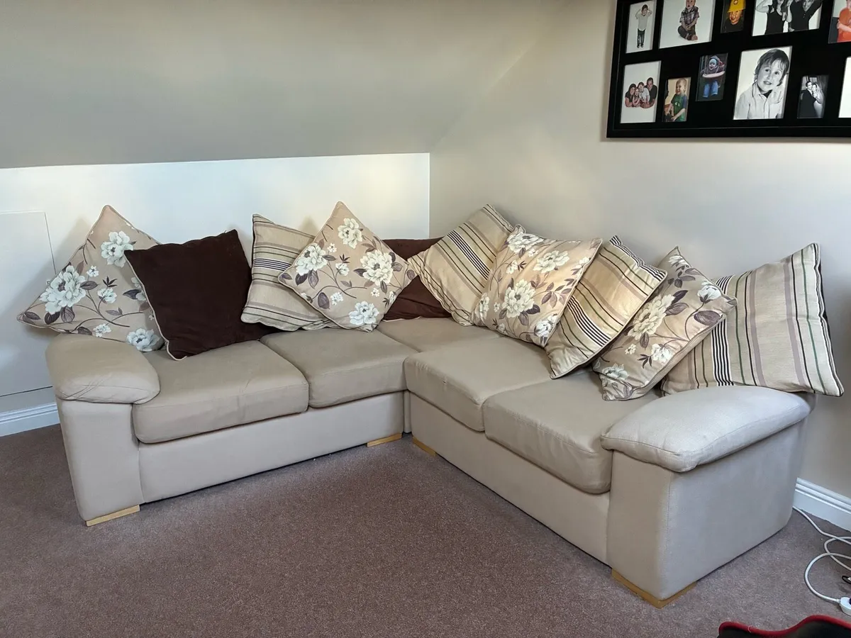 Corner couch - Image 1