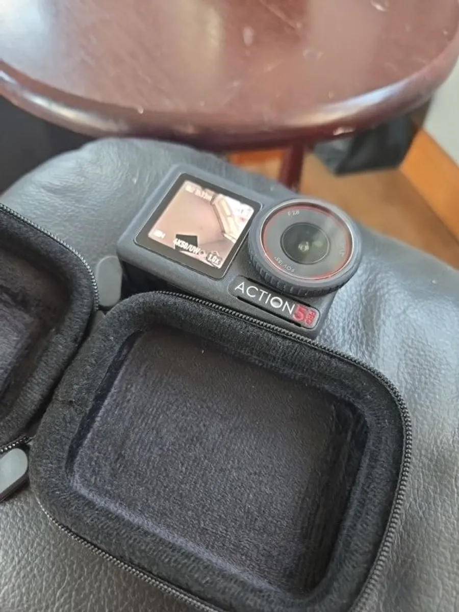 dji osmo action 5 pro with case and extras - Image 4