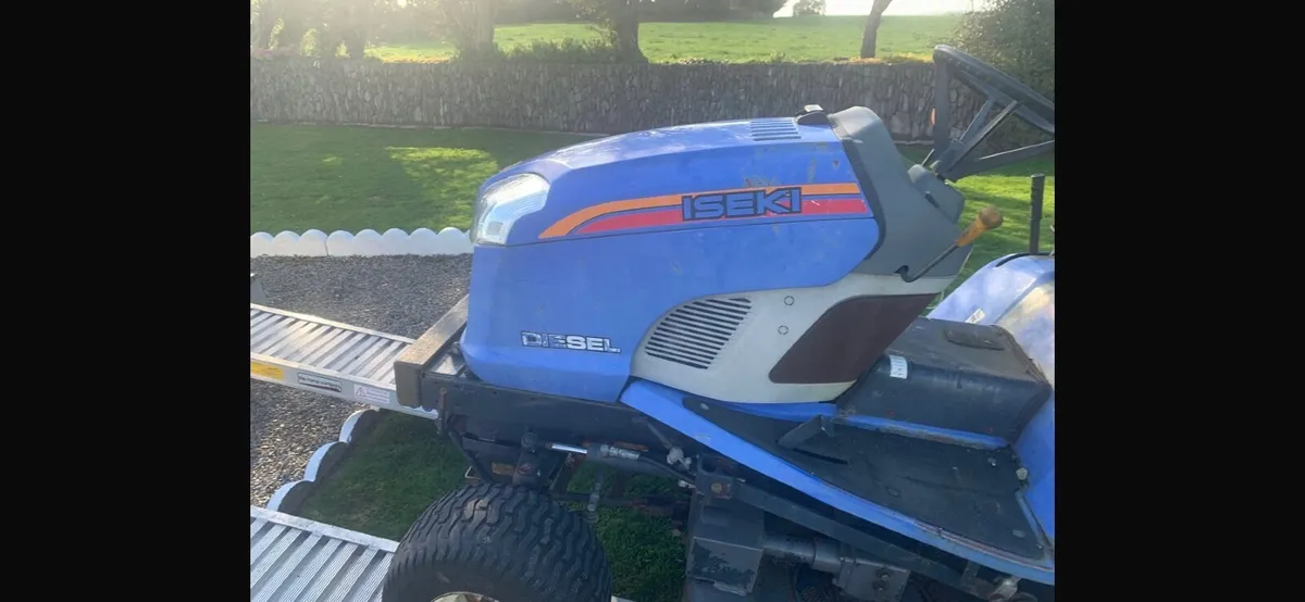 Second Hand ISEKI SXG326 High Tip Lawnmower - Image 1