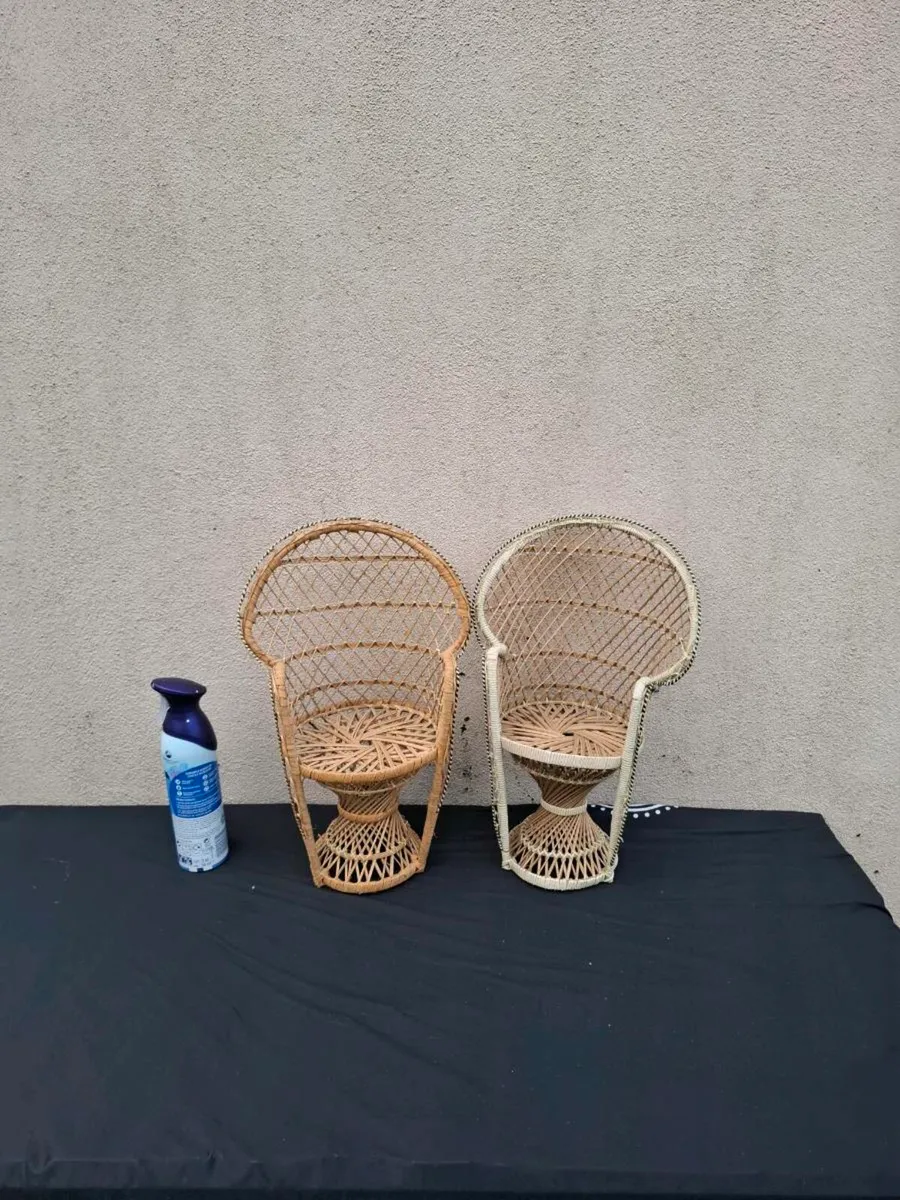 By post only 2 small rattan chairs - Image 1