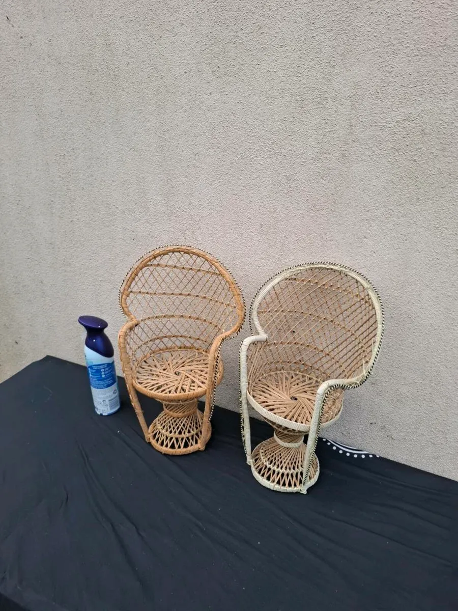 By post only 2 small rattan chairs - Image 2
