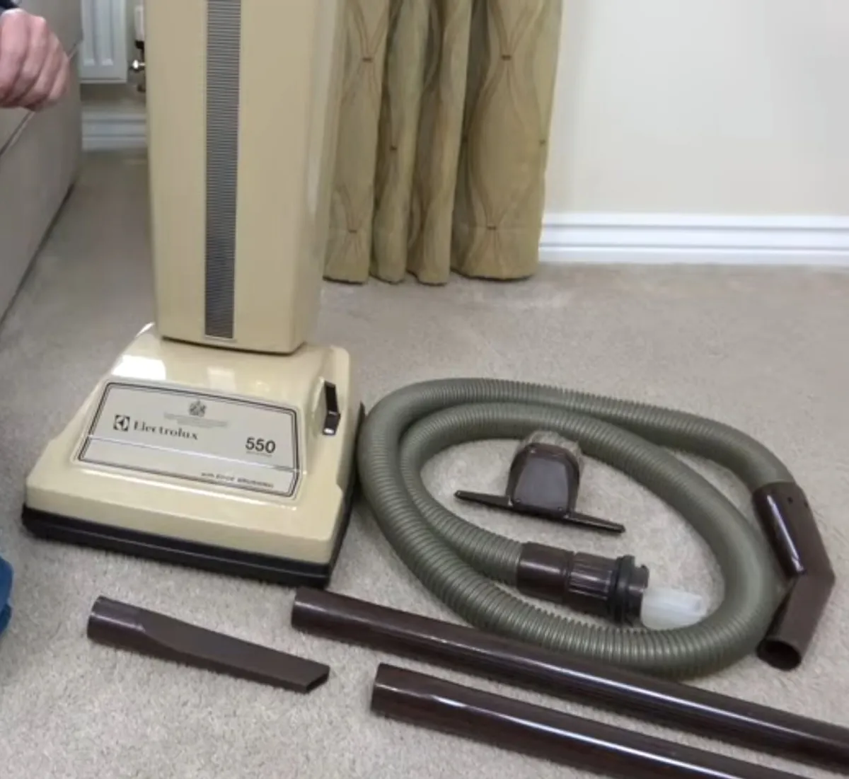 Vintage/ collectible Electrolux 550 vacuum cleaner - Image 3