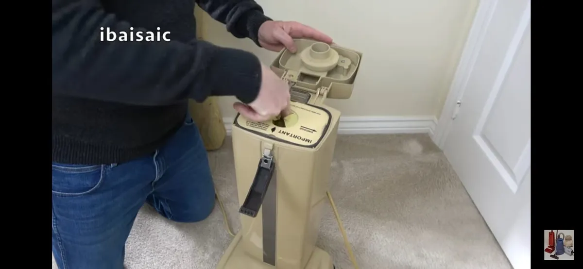 Vintage/ collectible Electrolux 550 vacuum cleaner - Image 4