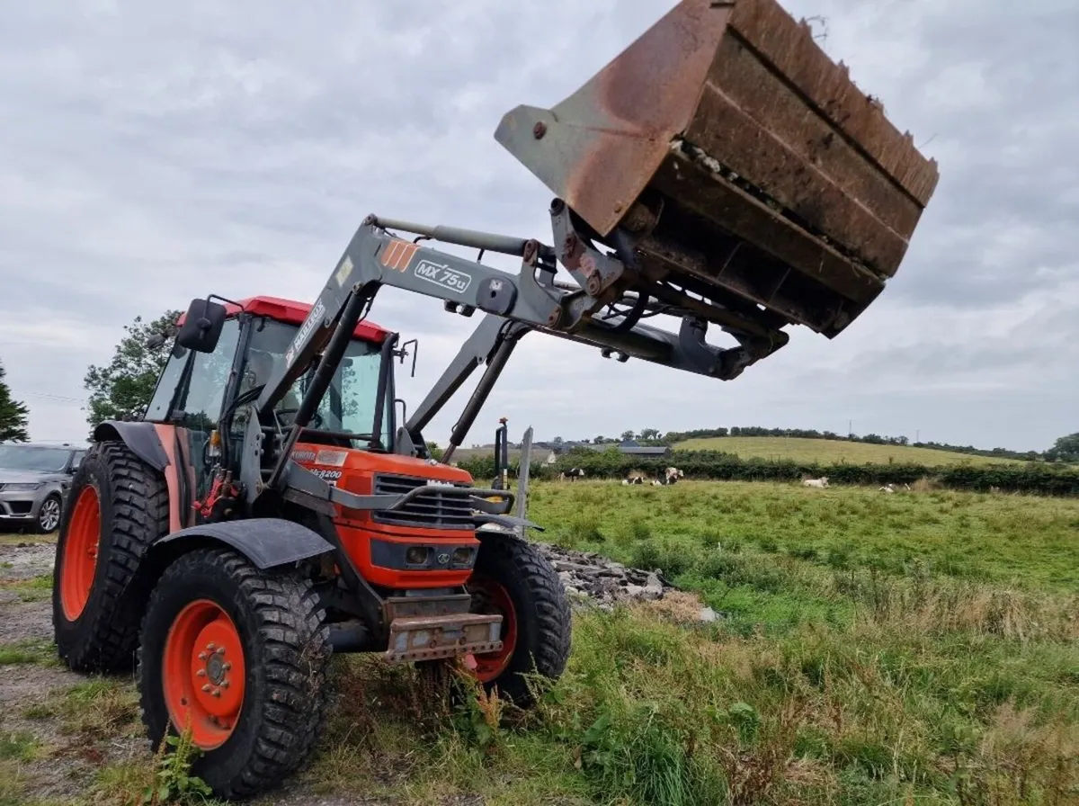 KUBOTA ME8200 Tractor 4 in 1 Loader - Image 4