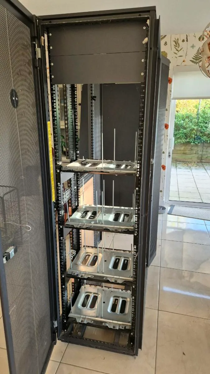 Server Cabinet Dell - Image 1