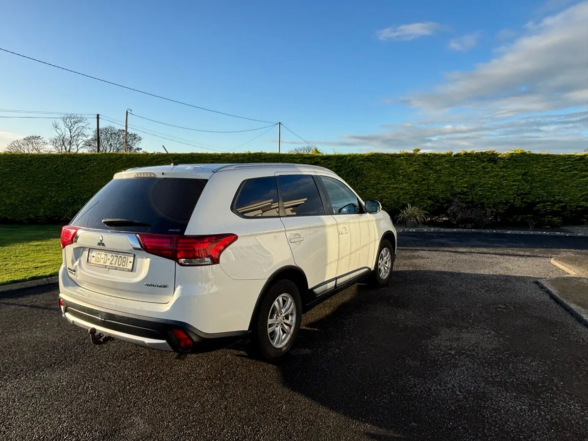 Mitsubishi Outlander Commercial - Image 4
