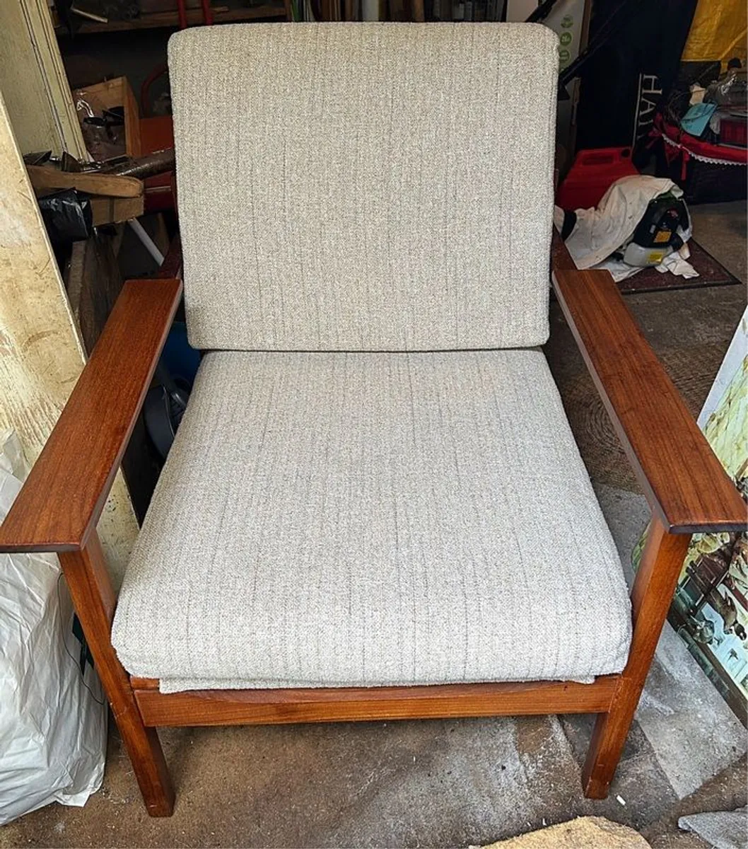 2 matching, vintage, Madmen-style armchairs - Image 1
