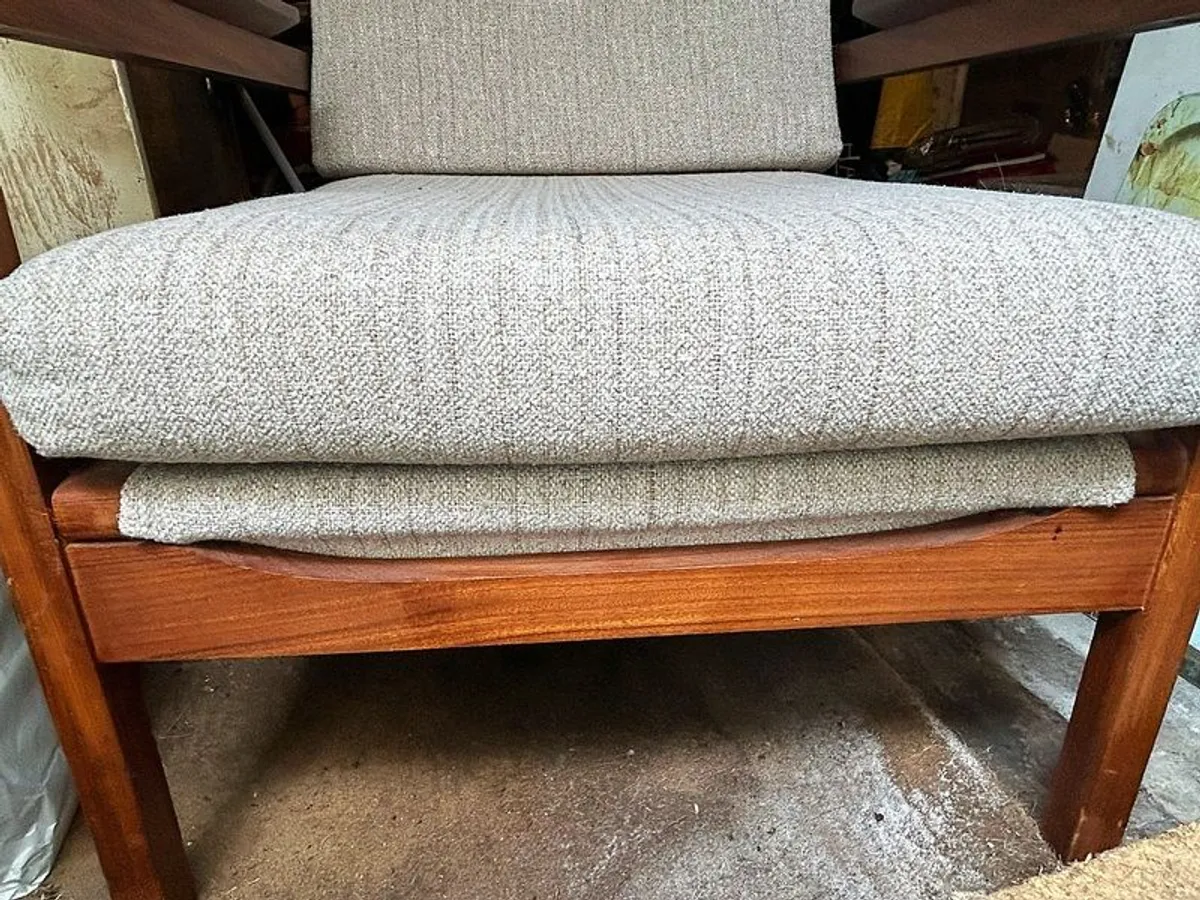 2 matching, vintage, Madmen-style armchairs - Image 2