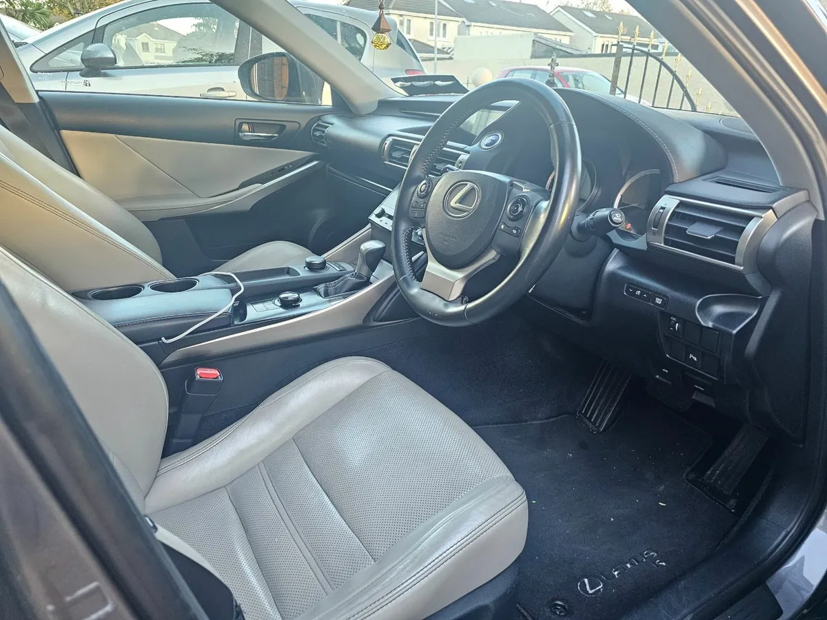 Lexus IS 2014 - Image 2