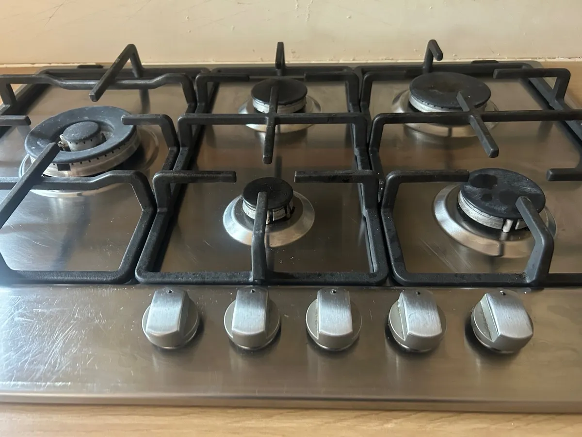 Whirlpool 5 ring gas hob - Image 1