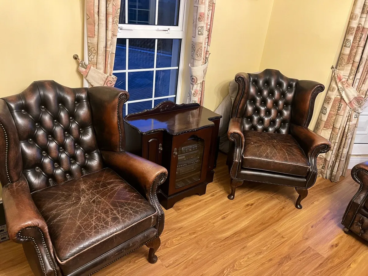 Queen anne suite 3 seater couch and 2 chairs - Image 3