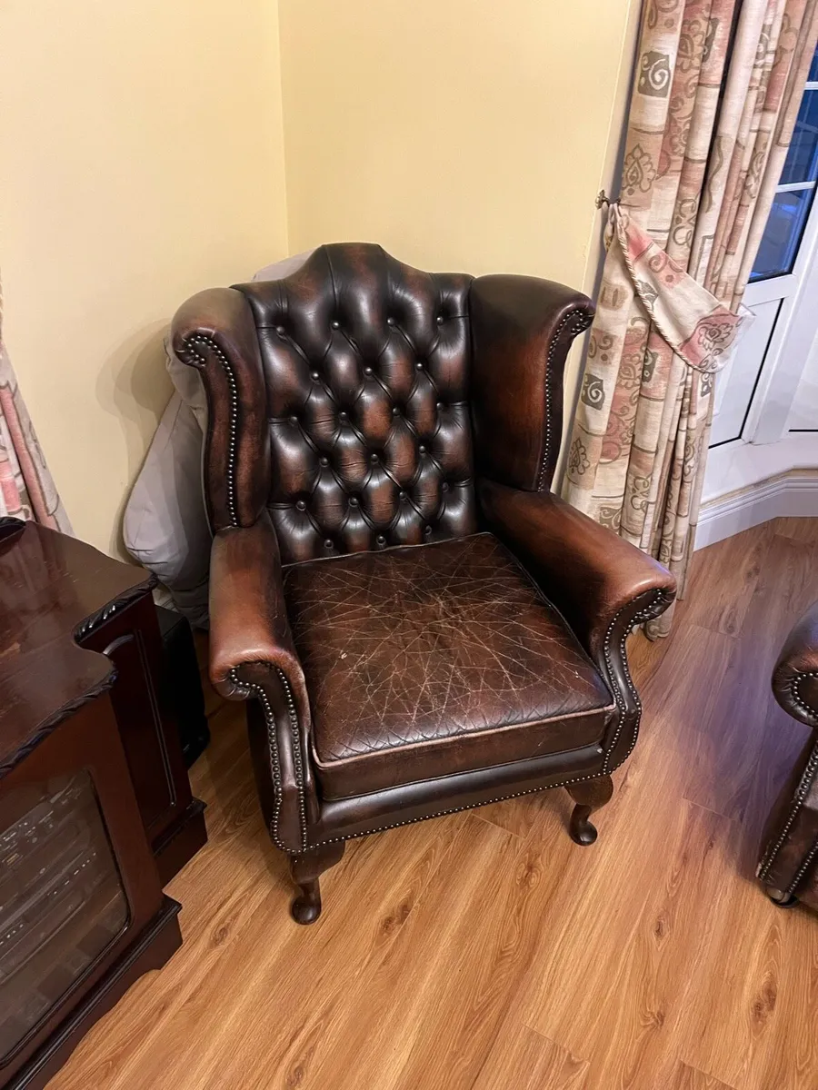 Queen anne suite 3 seater couch and 2 chairs - Image 4