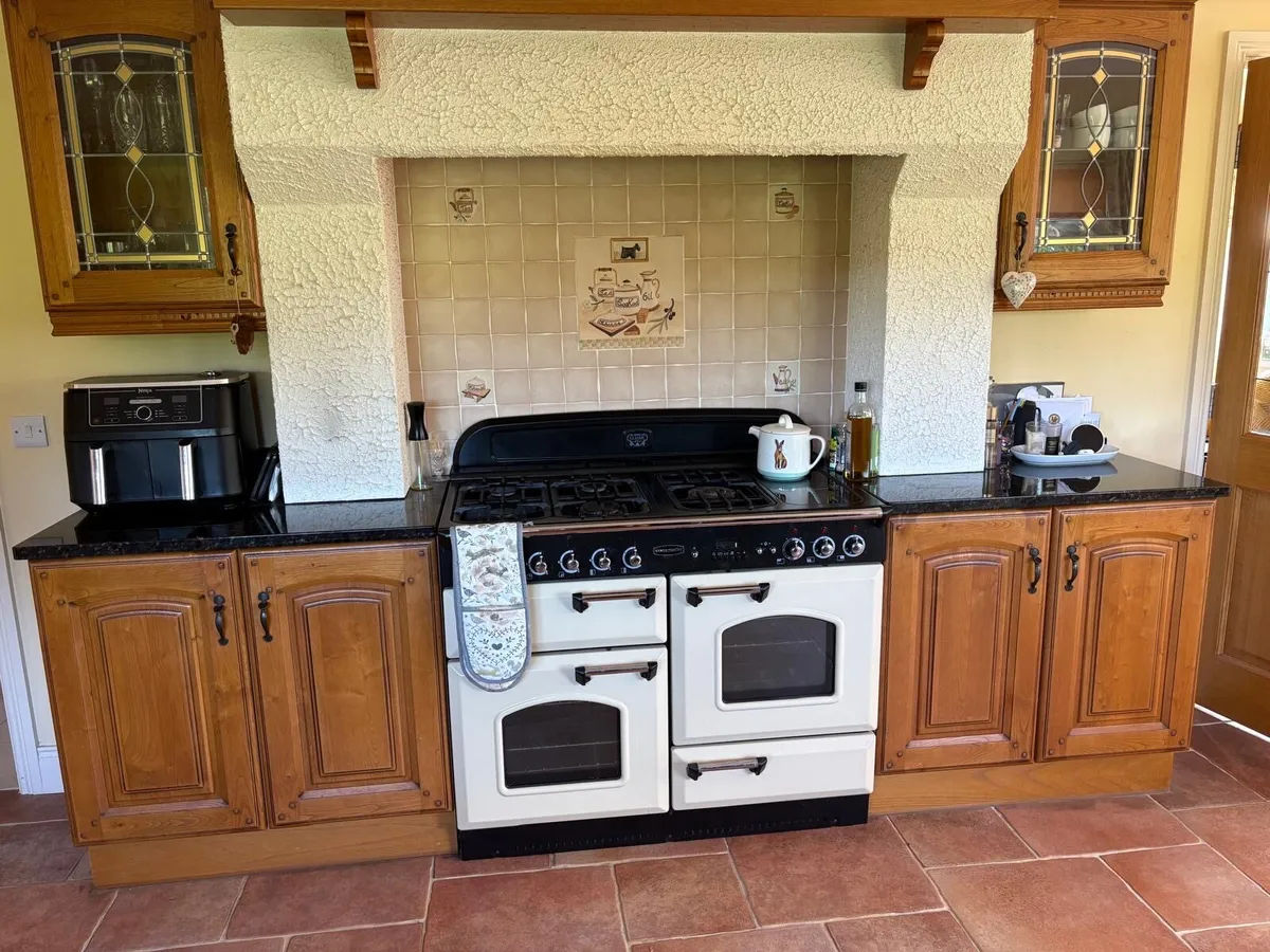 Kitchen units and doors - Image 1
