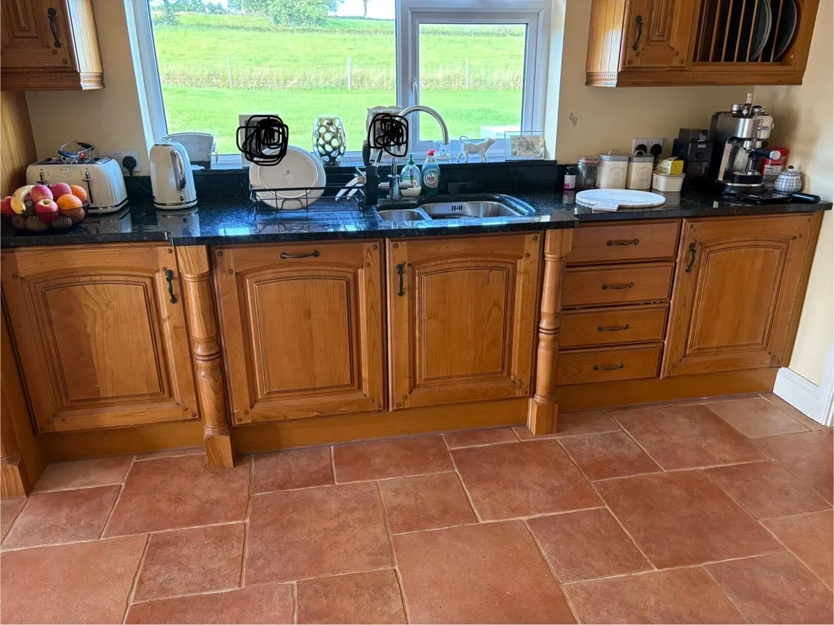 Kitchen units and doors - Image 2