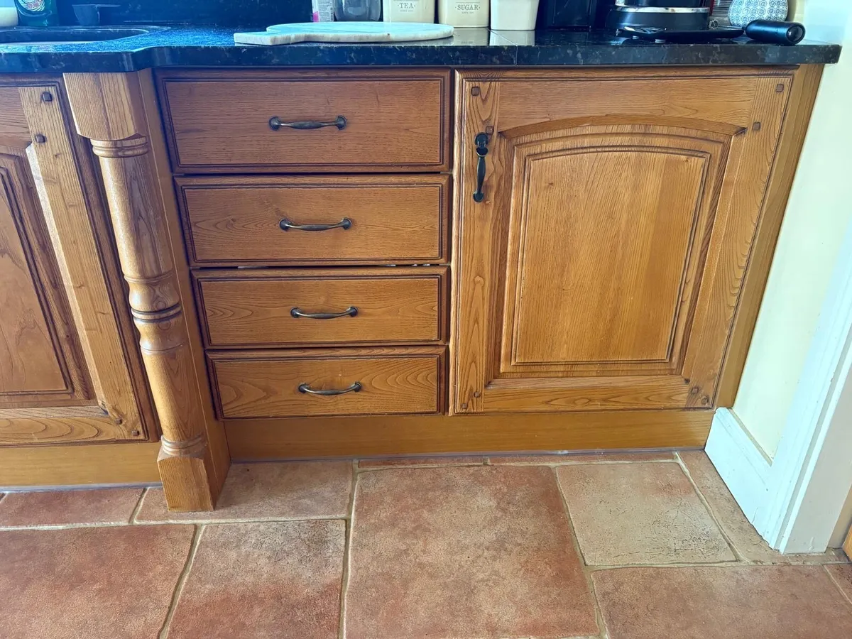 Kitchen units and doors - Image 3