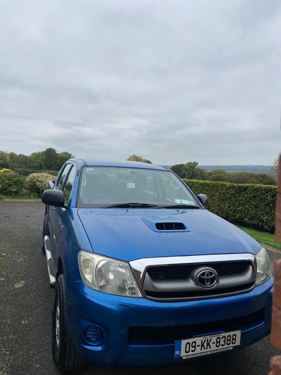 Toyota Hilux LOW MILEGE - Image 2