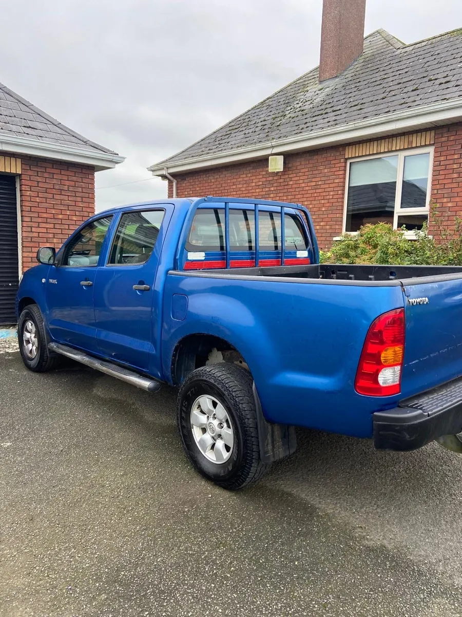 Toyota Hilux LOW MILEGE - Image 3