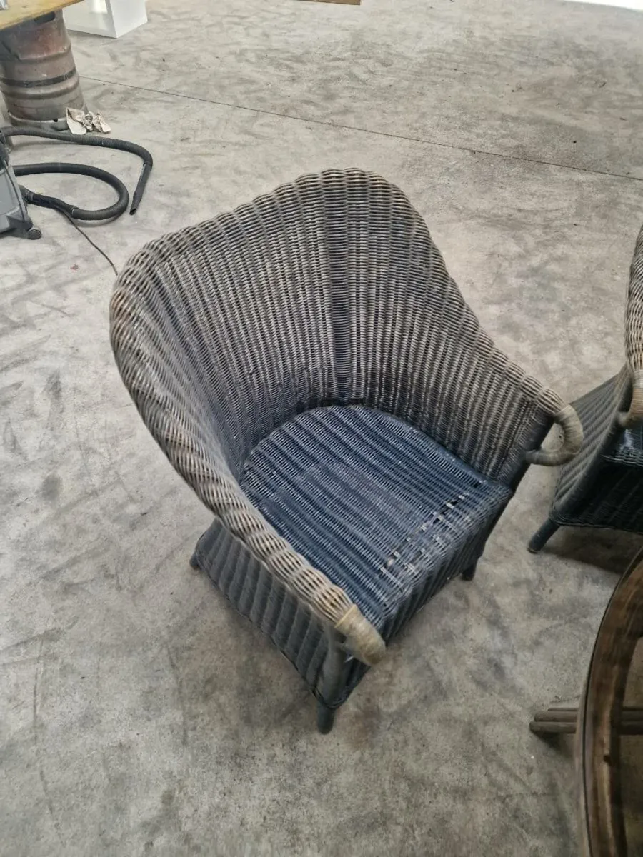 Tables and chairs - Image 1