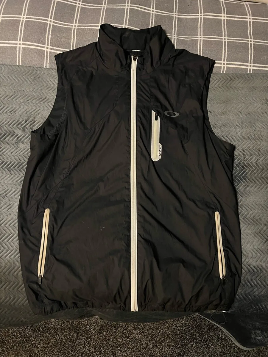 Gillets under amour and Oakley - Image 3