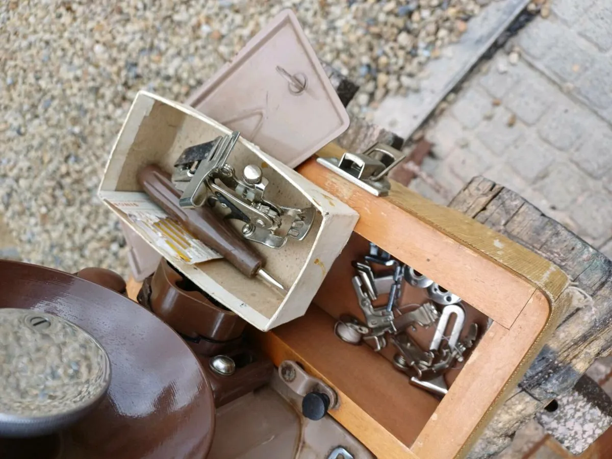 Vintage 185K Singer Sewing Machine - Image 3