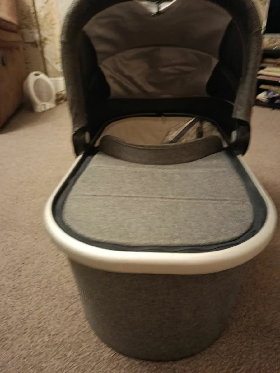 Uppa baby vista basinette - Image 1